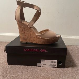 NIB new in box womens material girl nude size 7.5 patent leather sandals